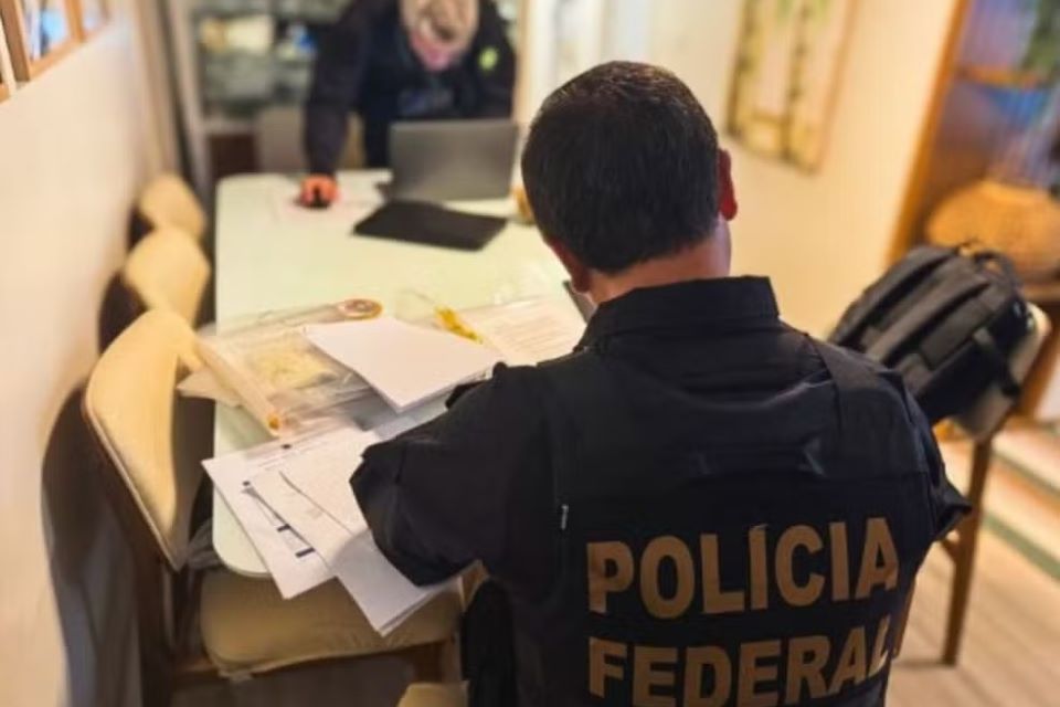 Polícia Federal Realiza Buscas em Endereços de Daniel Vorcaro e Familiares Polícia Federal Realiza Buscas em Endereços de Daniel Vorcaro e Familiares