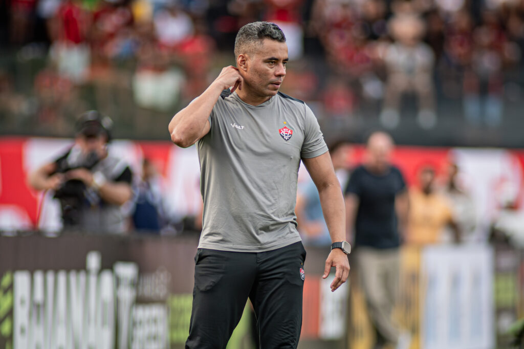 Técnico do Vitória Reconhece Falhas em Derrota no Ba-Vi: ‘Falta de Capricho’ Técnico do Vitória Reconhece Falhas em Derrota no Ba-Vi: 'Falta de Capricho'