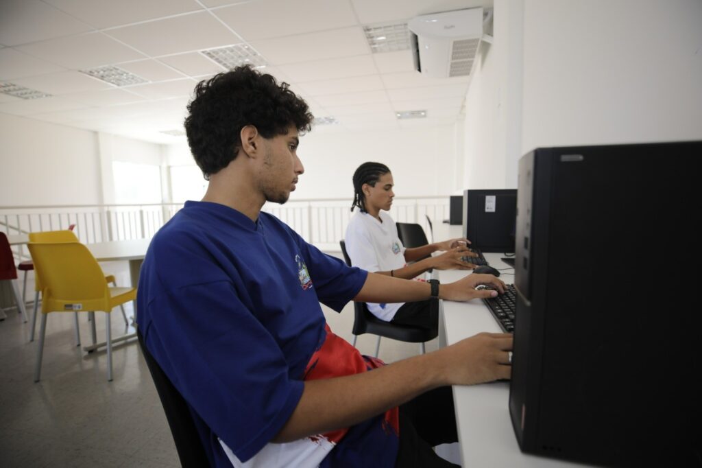Bahia Inova: Diretrizes para Uso de Inteligência Artificial nas Escolas Estaduais Bahia Inova: Diretrizes para Uso de Inteligência Artificial nas Escolas Estaduais