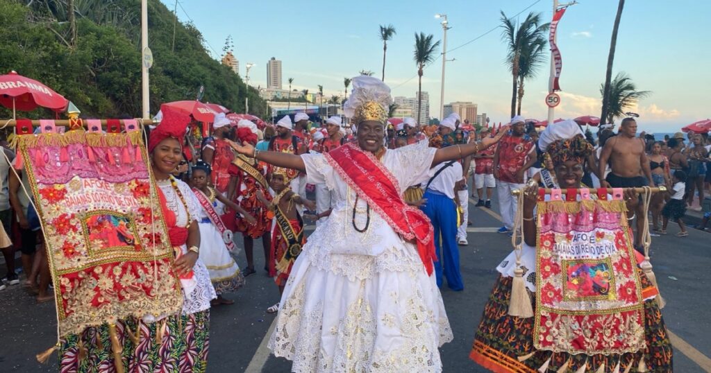 Baianas do Reino de Oyá Brilham no Fuzuê 2026: A Magia do Carnaval Baianas do Reino de Oyá Brilham no Fuzuê 2026: A Magia do Carnaval
