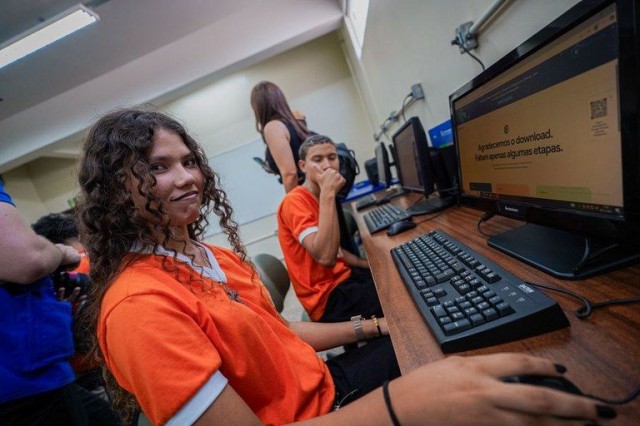 Governo do Brasil Expande Inclusão Digital com 370 Novos Laboratórios na Bahia