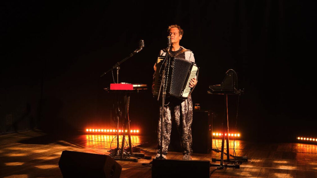 Marcelo Jeneci Encanta com Show 'Solo' no Sesc Casa do Comércio