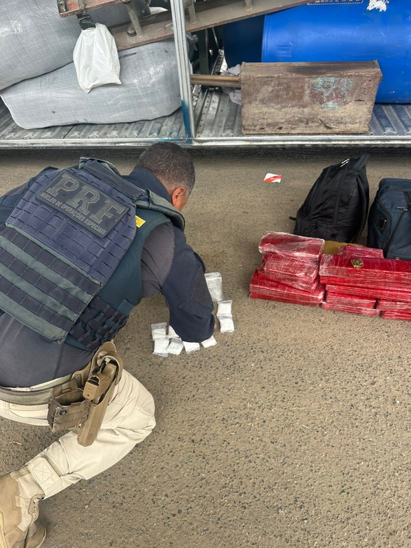 PRF apreende 24 kg de drogas em ônibus de turismo na BR-116, Bahia PRF apreende 24 kg de drogas em ônibus de turismo na BR-116, Bahia