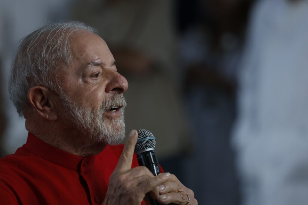 Lula Anuncia Recompra de Refinaria na Bahia e Estoque Regulador de Combustíveis