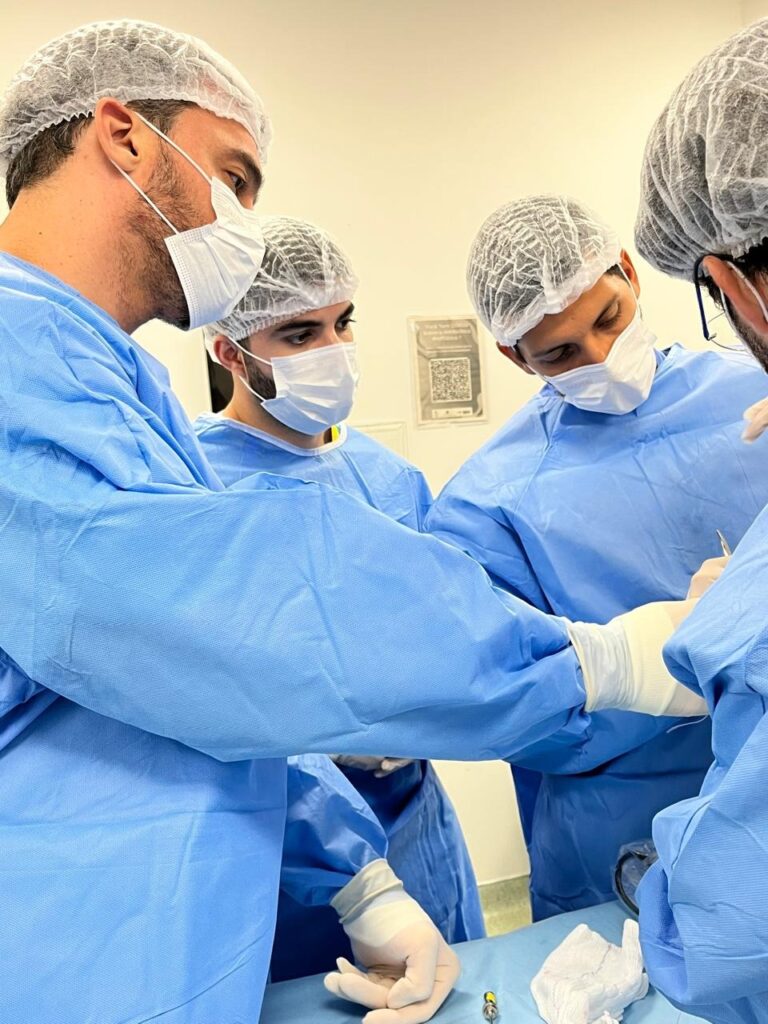 Bahia realiza 1ª cirurgia de punho minimamente invasiva pelo SUS com sucesso Bahia realiza 1ª cirurgia de punho minimamente invasiva pelo SUS com sucesso