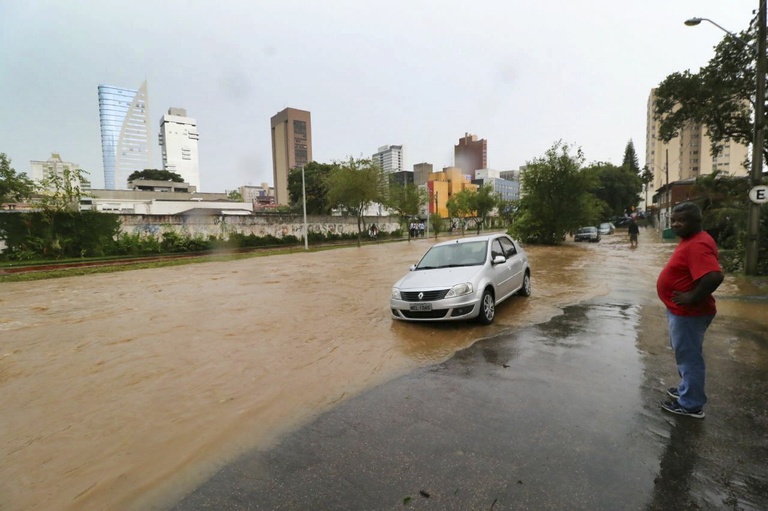 Câmara de Curitiba Aprova Política de Alerta para Alagamentos em 2º Turno Câmara de Curitiba Aprova Política de Alerta para Alagamentos em 2º Turno