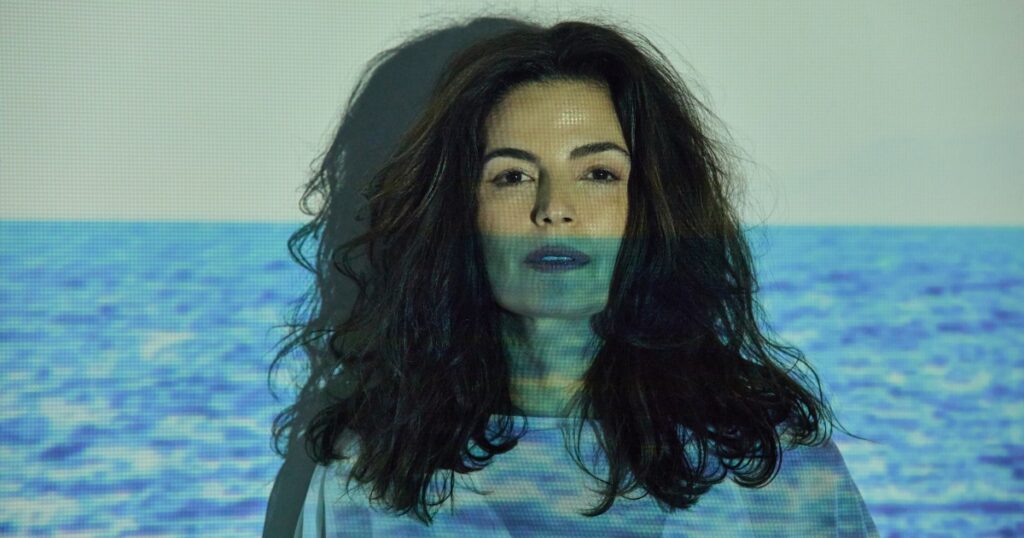 Emanuelle Araújo Lança o Álbum "Corra para o Mar" e Conquista os Corações
