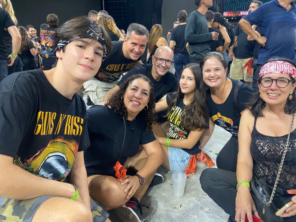 Guns N’ Roses Agita Salvador: Fãs de Todas as Gerações se Reúnem em Grande Show Guns N’ Roses Agita Salvador: Fãs de Todas as Gerações se Reúnem em Grande Show