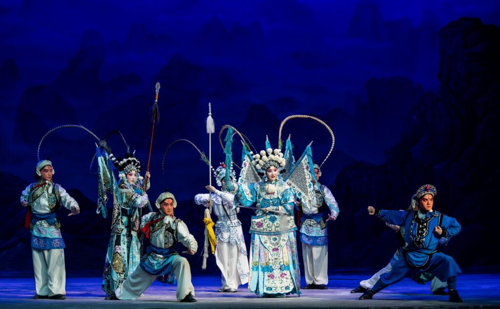 Ópera de Pequim Encanta Salvador com a Lenda da Serpente Branca