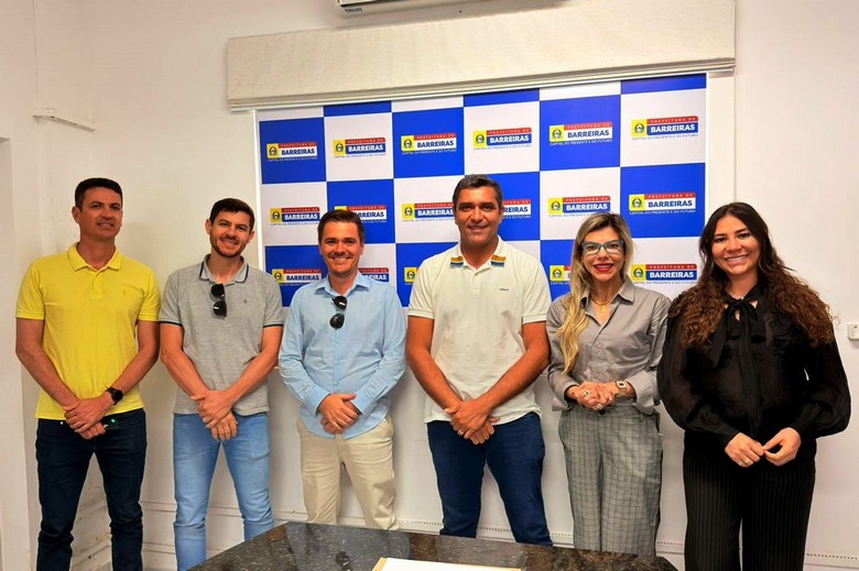 Barreiras: Prefeito Otoniel Teixeira Recebe Empresário e Destaca Investimentos em Tecnologia Agrícola Barreiras: Prefeito Otoniel Teixeira Recebe Empresário e Destaca Investimentos em Tecnologia Agrícol