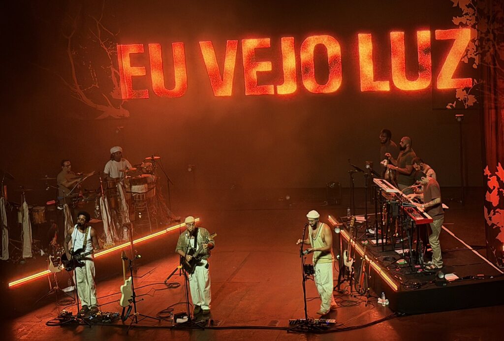 Gilsons Brilham no Show 'Eu Vejo Luz' e Mostram Evolução do Novo Álbum