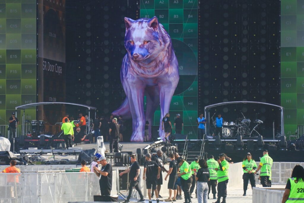 Shakira Agita Copacabana com Palco Gigante em Show Imperdível Shakira Agita Copacabana com Palco Gigante em Show Imperdível