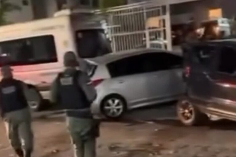 Acidente em Jaboatão: Táxi desgovernado atinge motos, carros e provoca ferimentos Acidente em Jaboatão: Táxi desgovernado atinge motos, carros e provoca ferimentos