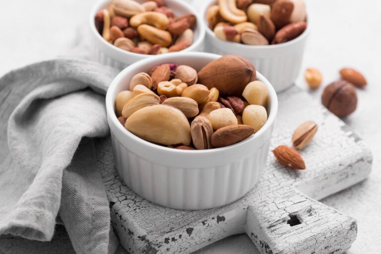 Calorias e Benefícios à Saúde de 10 Tipos de Nozes e Castanhas