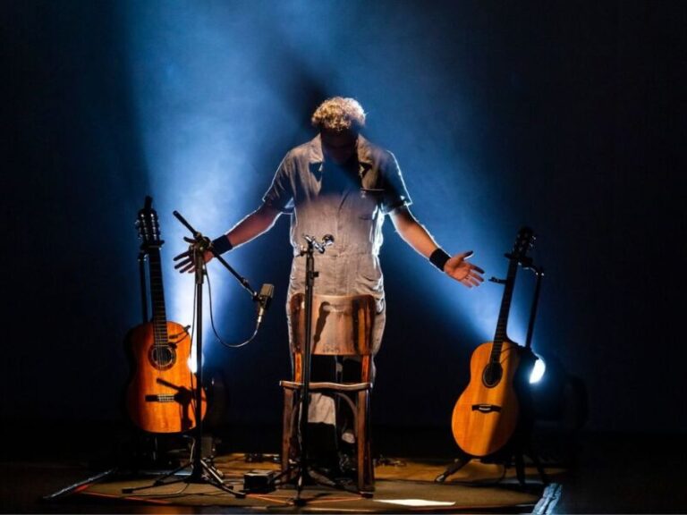 Paulinho Moska Chega ao Recife com Show Emocionante: Os Violões Fênix Paulinho Moska Chega ao Recife com Show Emocionante: Os Violões Fênix