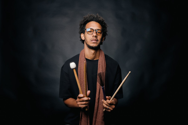 Silva Barros Eleva a Percussão Pernambucana em Seu Disco de Estreia Silva Barros Eleva a Percussão Pernambucana em Seu Disco de Estreia
