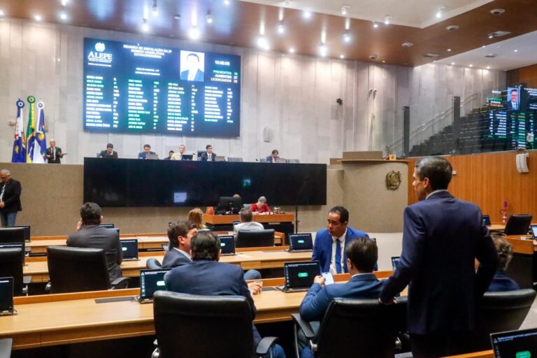 Deputados Retomam Atividades Legislativas em Pernambuco: Tensão com o Governo Deputados Retomam Atividades Legislativas em Pernambuco: Tensão com o Governo