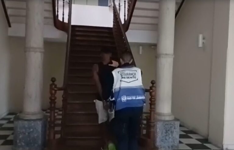 Homem é Detido Após Ameaçar Esposa em Terminal de Niterói Homem é Detido Após Ameaçar Esposa em Terminal de Niterói