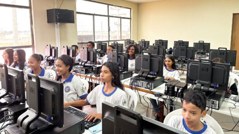 Pernambuco Conecta Mais de 70% das Escolas Públicas: Rumo à Universalização da Internet na Educação