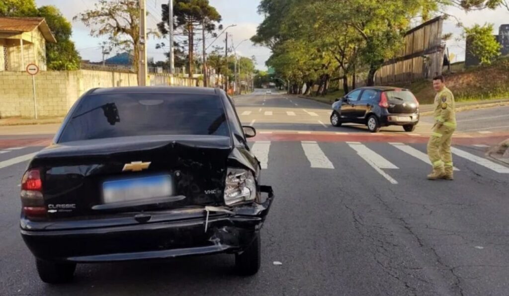 Acidente em Curitiba: Motorista Bêbado Colide com Veículo de Família e Cai no Sono Após Colisão