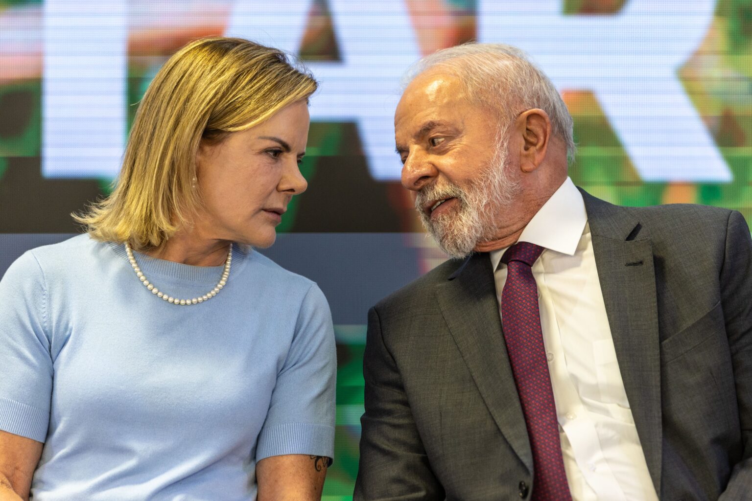 Corrida Política se Intensifica com Saída de Gleisi do Ministério Corrida Política se Intensifica com Saída de Gleisi do Ministério