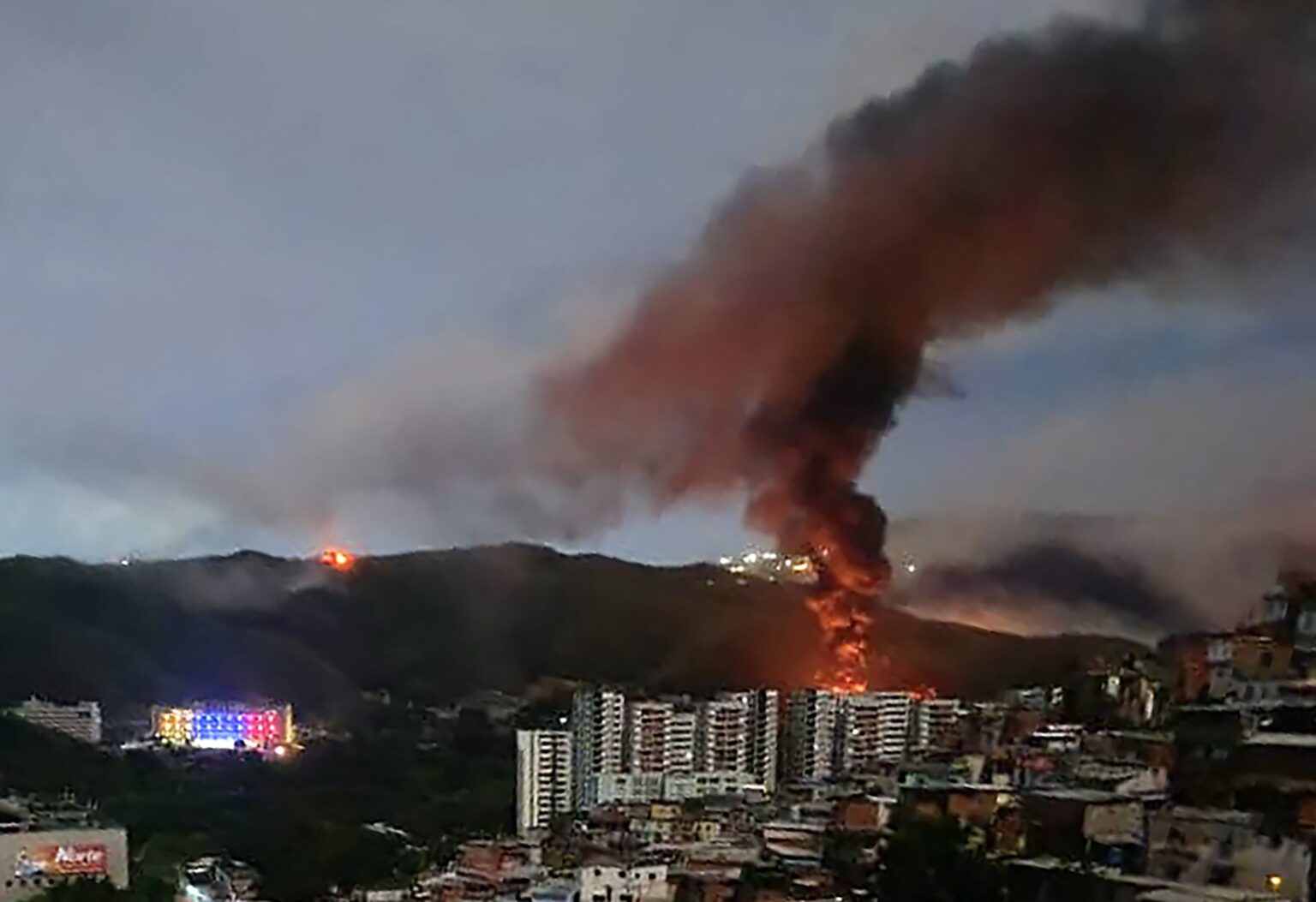 Morador de Curitiba Relata Corrida por Comida e Medo na Venezuela Após Ataque dos EUA Morador de Curitiba Relata Corrida por Comida e Medo na Venezuela Após Ataque dos EUA