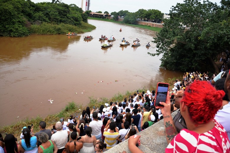 Celebração do Dia de Oxum e Iemanjá em Barreiras: Uma Festividade de Cultura e Fé Celebração do Dia de Oxum e Iemanjá em Barreiras: Uma Festividade de Cultura e Fé