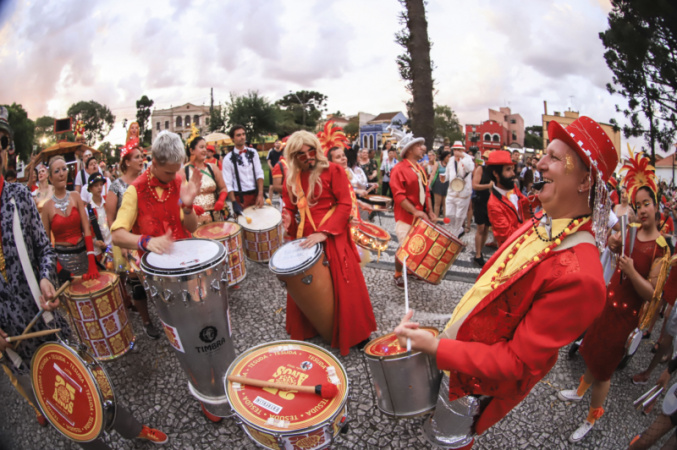 Curitiba Atrai Turistas com Pré-Carnavais Animados Curitiba Atrai Turistas com Pré-Carnavais Animados
