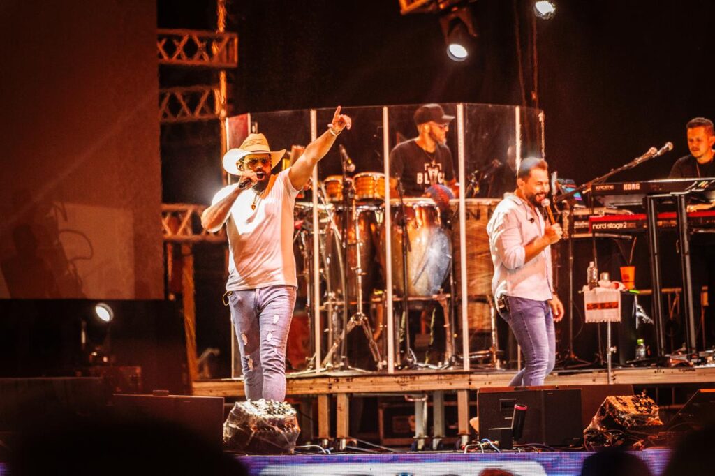 Diego e Arnaldo emocionam 30 mil fãs em show inesquecível no Litoral Diego e Arnaldo emocionam 30 mil fãs em show inesquecível no Litoral