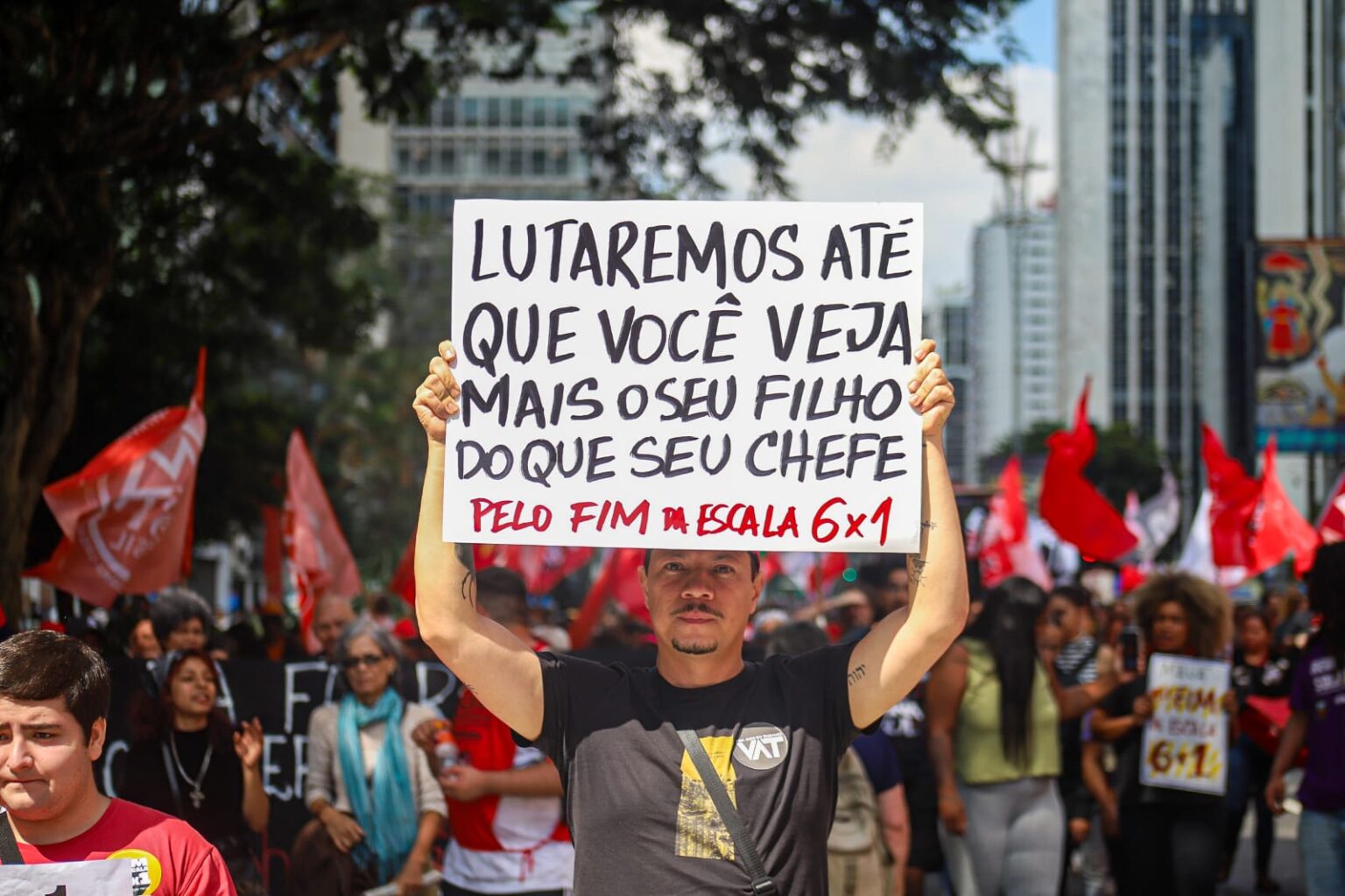 Comemorações do 1º de Maio no Paraná: Lutas e Eventos Culturais em Destaque Comemorações do 1º de Maio no Paraná: Lutas e Eventos Culturais em Destaque