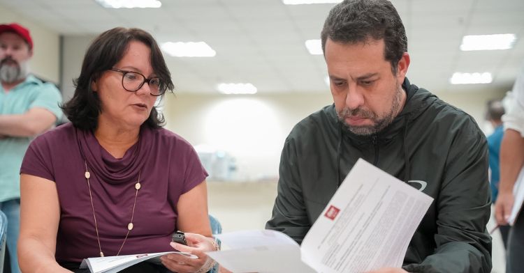 APP-Sindicato Apresenta Denúncias sobre Militarização e Privatização de Escolas a Boulos APP-Sindicato Apresenta Denúncias sobre Militarização e Privatização de Escolas a Boulos