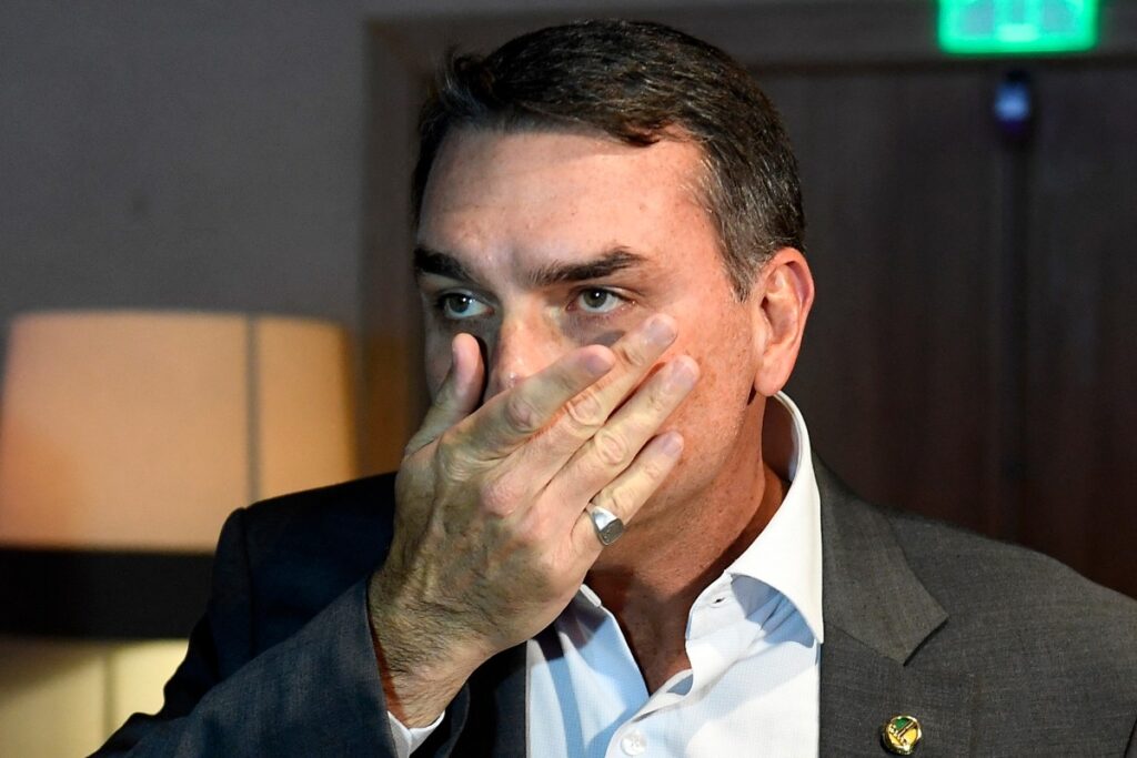Flávio Bolsonaro Afirma que Não Responde por Atos de Ciro Nogueira em Meio a Investigações Flávio Bolsonaro Afirma que Não Responde por Atos de Ciro Nogueira em Meio a Investigações