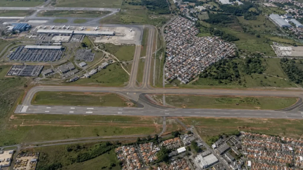 Aeroporto Internacional de Curitiba recebe licença para terceira pista e amplia conexões internacionais Aeroporto Internacional de Curitiba recebe licença para terceira pista e amplia conexões internacion