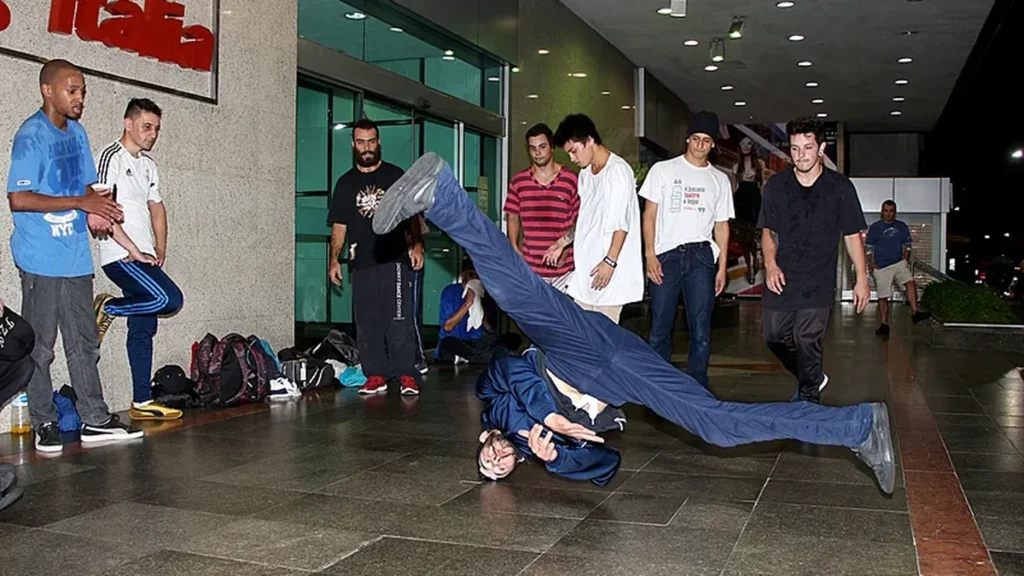Curitiba Celebra os 53 Anos da Cultura Hip Hop com Evento Colaborativo e Diversificado Curitiba Celebra os 53 Anos da Cultura Hip Hop com Evento Colaborativo e Diversificado