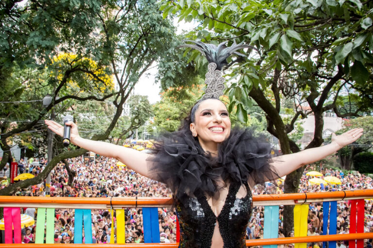 Aline Calixto Leva Tema 'Minas com Bahia' para o Carnaval 2024 com Seu Concorrido Bloco