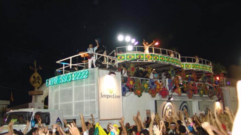 Bono, ícone do rock, revive magia do Carnaval em Salvador em mansão luxuosa