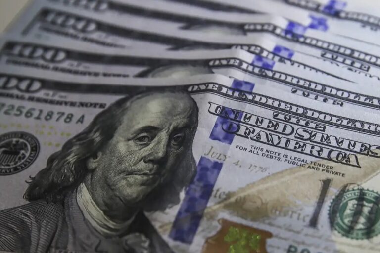 Dólar recua para R$ 5,22 com influências externas e alta na bolsa Dólar recua para R$ 5,22 com influências externas e alta na bolsa