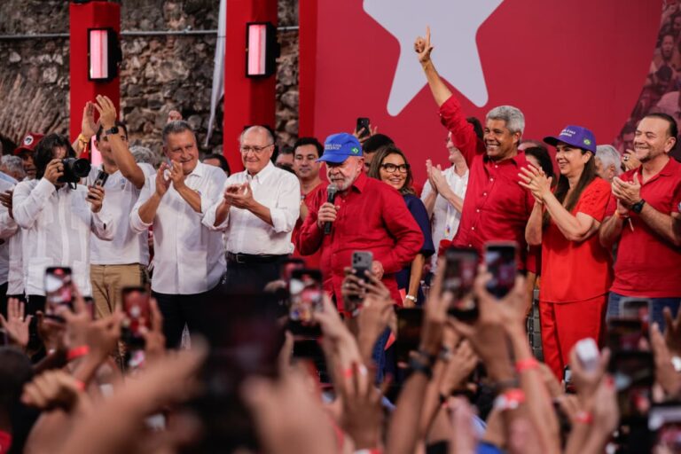 Lula Lança sua Campanha em Celebração do PT na Bahia