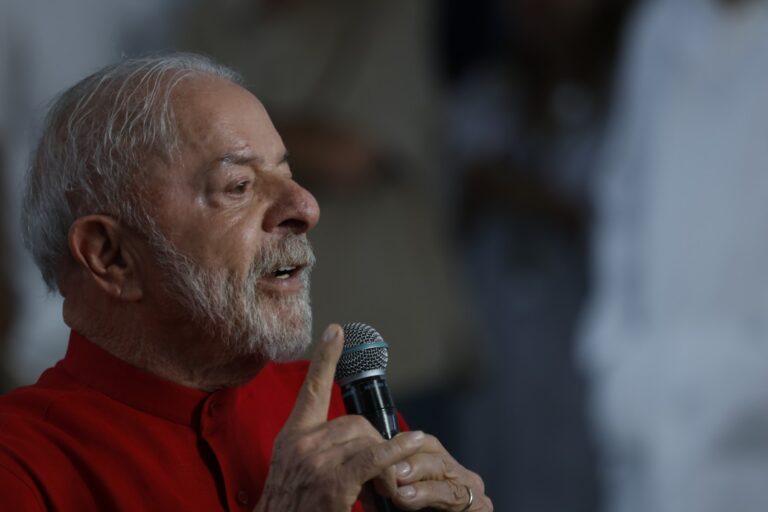 Lula Anuncia Recompra de Refinaria da Bahia e Estoque Regulador de Combustíveis Lula Anuncia Recompra de Refinaria da Bahia e Estoque Regulador de Combustíveis