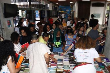 Troca de Livros por Leite: Biblioteca Central da Bahia Promove Evento Literário Solidário Troca de Livros por Leite: Biblioteca Central da Bahia Promove Evento Literário Solidário