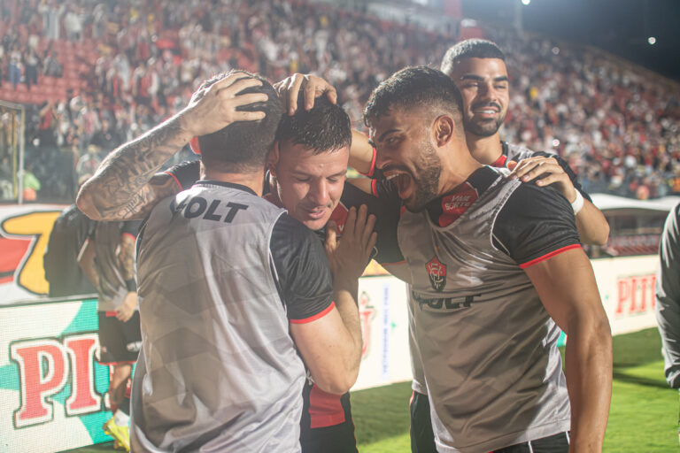 Vitória vence Ceará e se mantém na briga pelo título da Copa do Nordeste