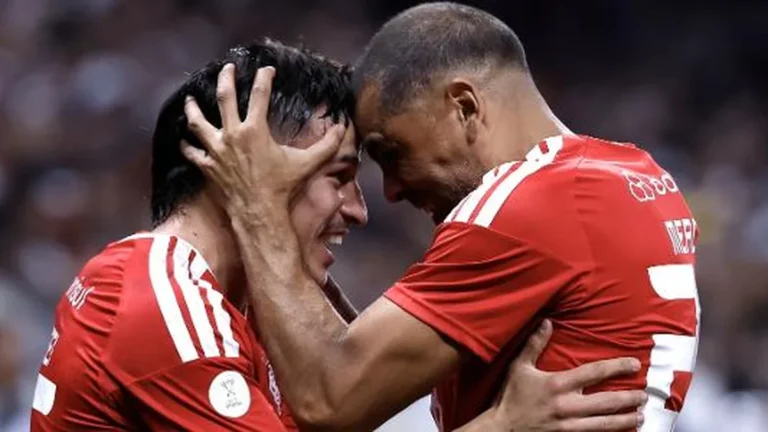 Corinthians vence Internacional, mas Colorado avança na Copa do Brasil