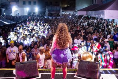Aila Menezes e Samba de Oyá Agitam Pelourinho em Festival de Música Alternativa Aila Menezes e Samba de Oyá Agitam Pelourinho em Festival de Música Alternativa
