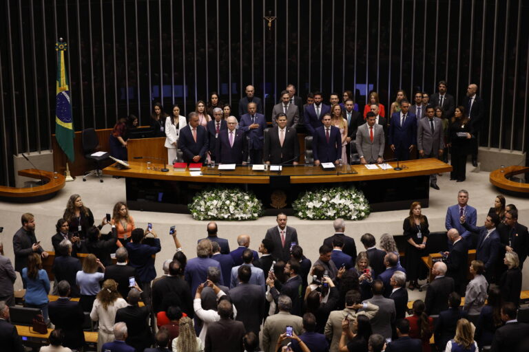 Congresso Reduz Recursos para Educação e Amplia Assistência Social em Ano Eleitoral
