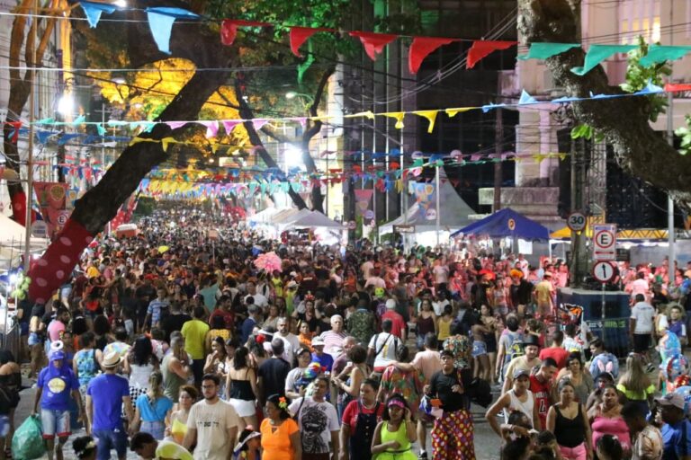 Recife Lança Central de Atendimento de Saúde pelo Celular Durante o Carnaval Recife Lança Central de Atendimento de Saúde pelo Celular Durante o Carnaval