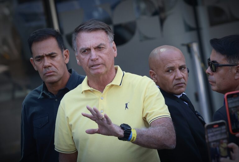 Bolsonaro Celebra 71 Anos em Hospital, Enquanto Filhos Prestam Homenagens e Pedem Prisão Domiciliar Bolsonaro Celebra 71 Anos em Hospital, Enquanto Filhos Prestam Homenagens e Pedem Prisão Domiciliar
