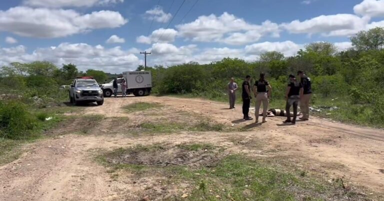 Mulher é encontrada morta com marcas de tiros na zona rural de Caruaru (PE) – Investigação em Andamento Mulher é encontrada morta com marcas de tiros na zona rural de Caruaru (PE) - Investigação em Andame