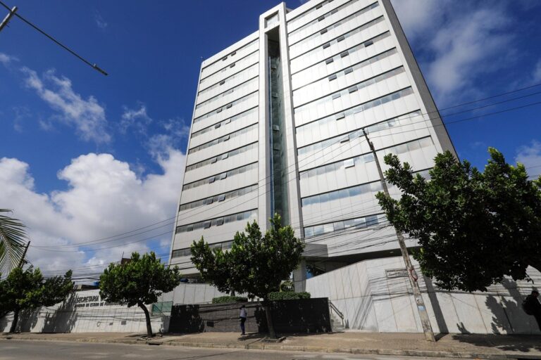 Pernambuco Oferece 831 Vagas de Emprego na Saúde com Salários de até R$ 12,3 Mil