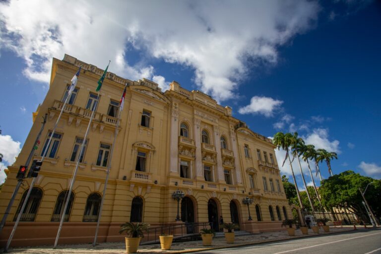 Reajuste Salarial para Profissionais da Educação em Pernambuco: Proposta Enviada à Alepe Reajuste Salarial para Profissionais da Educação em Pernambuco: Proposta Enviada à Alepe