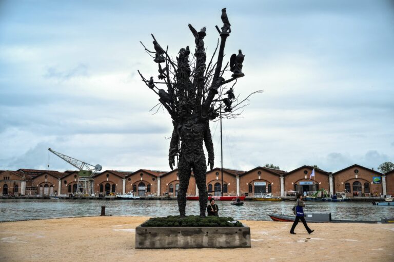 Bienal de Veneza: Protestos e Reflexões na 61ª Edição